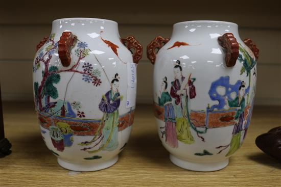 A pair of early 20th century Chinese vases H.18cm